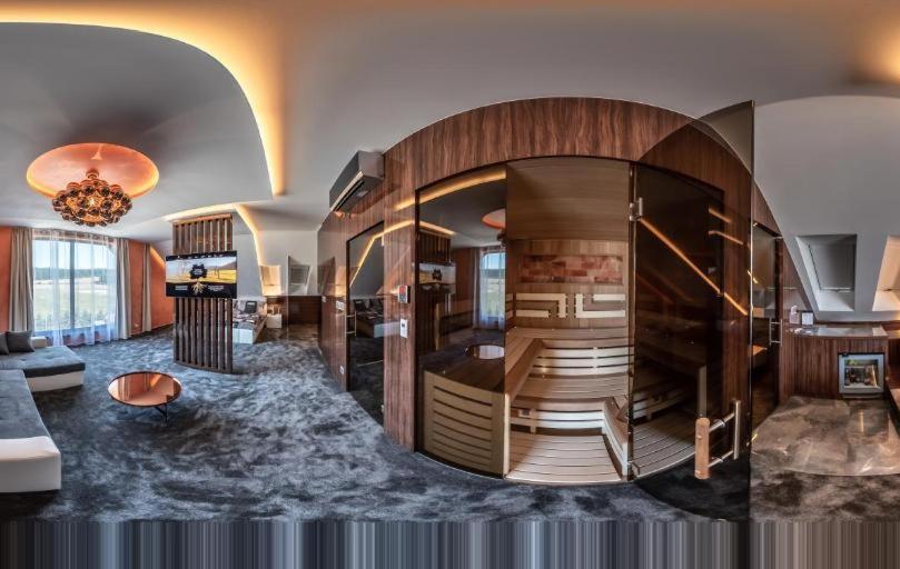 ホテル Aroma Gold Dolní Bousov エクステリア 写真